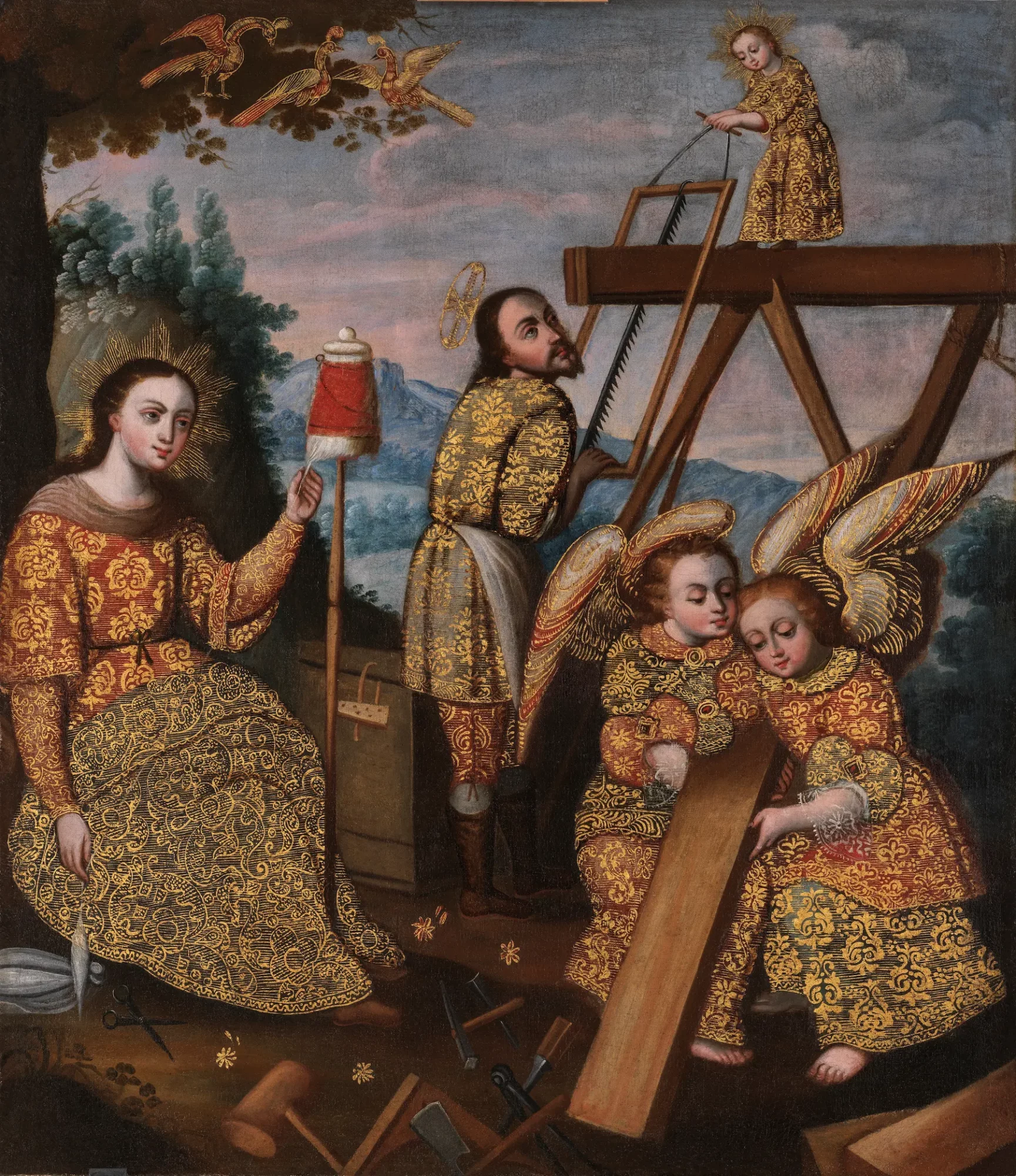 Religieuze voorstelling van de Heilige Familie in een werkplaats, afgebeeld in rijk versierde gouden gewaden. Sint-Jozef zaagt hout terwijl Maria links zit met spinnewiel en spoel. Twee engelen ondersteunen een houten balk en bovenaan verschijnen drie vogels in de lucht.