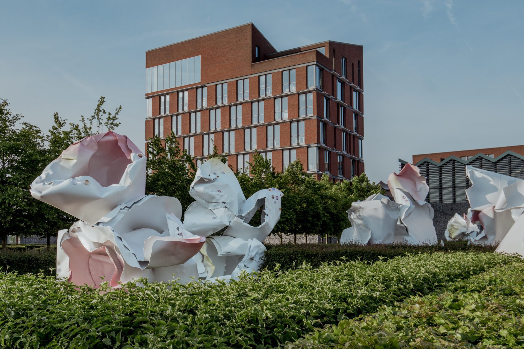 The Rose Garden van Arne Quinze in Burcht Singelberg met monumentale sculpturen tussen het groen en het industriële landschap van de Antwerpse haven.