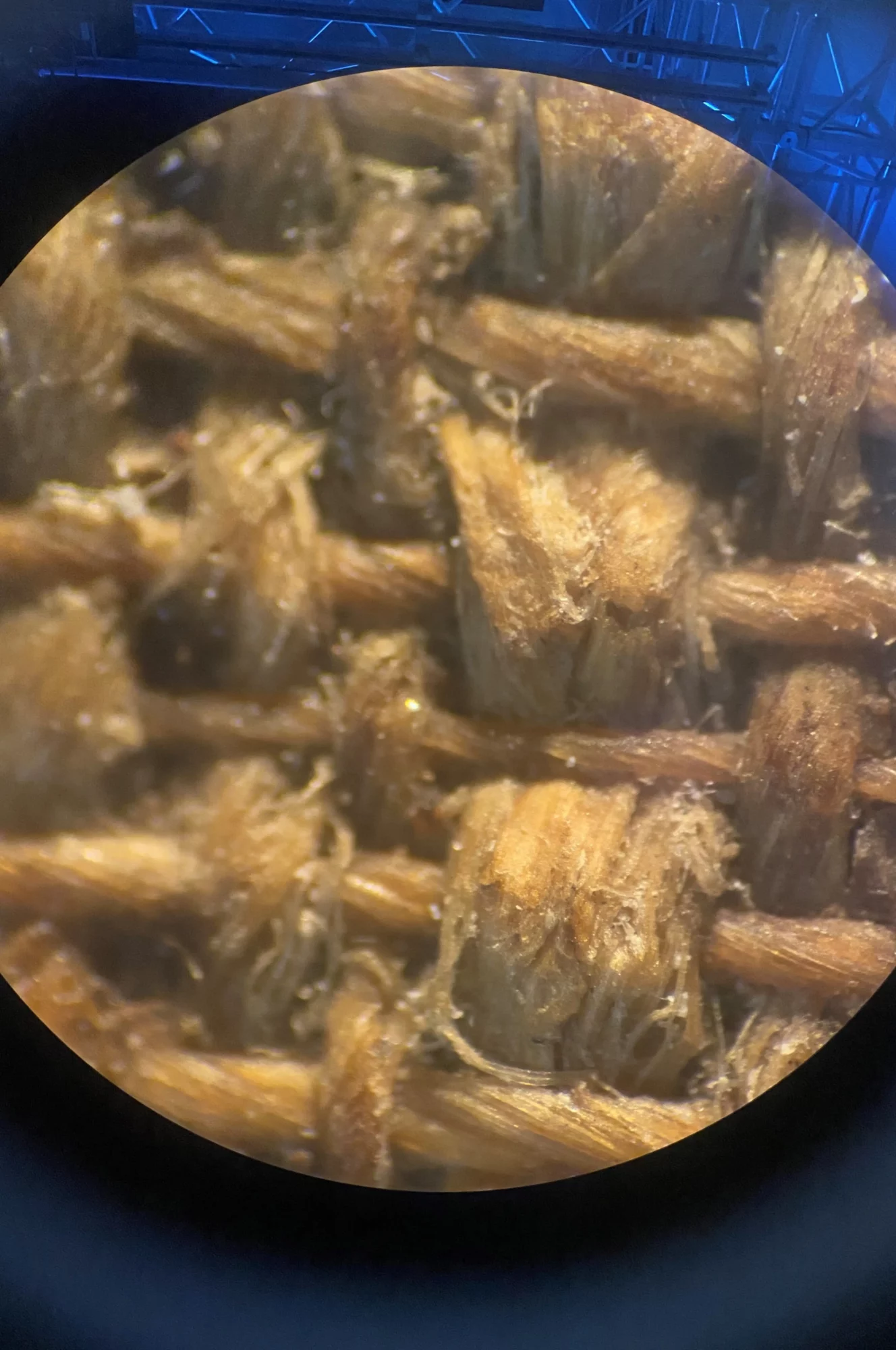 Microscopische opname van de vezelstructuur van het canvas na de reinigingstest.