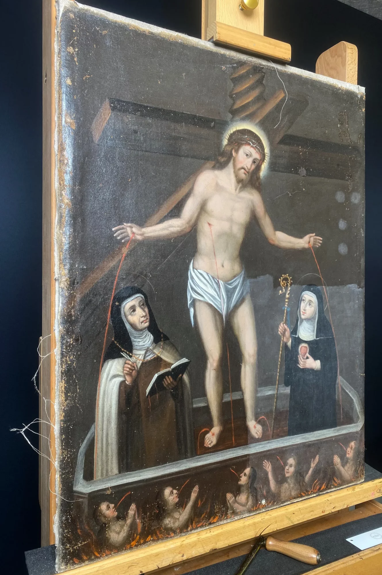 17de-eeuws schilderij van de verrezen Christus met de heiligen Gertrudis en Teresa tijdens de oppervlaktereiniging.