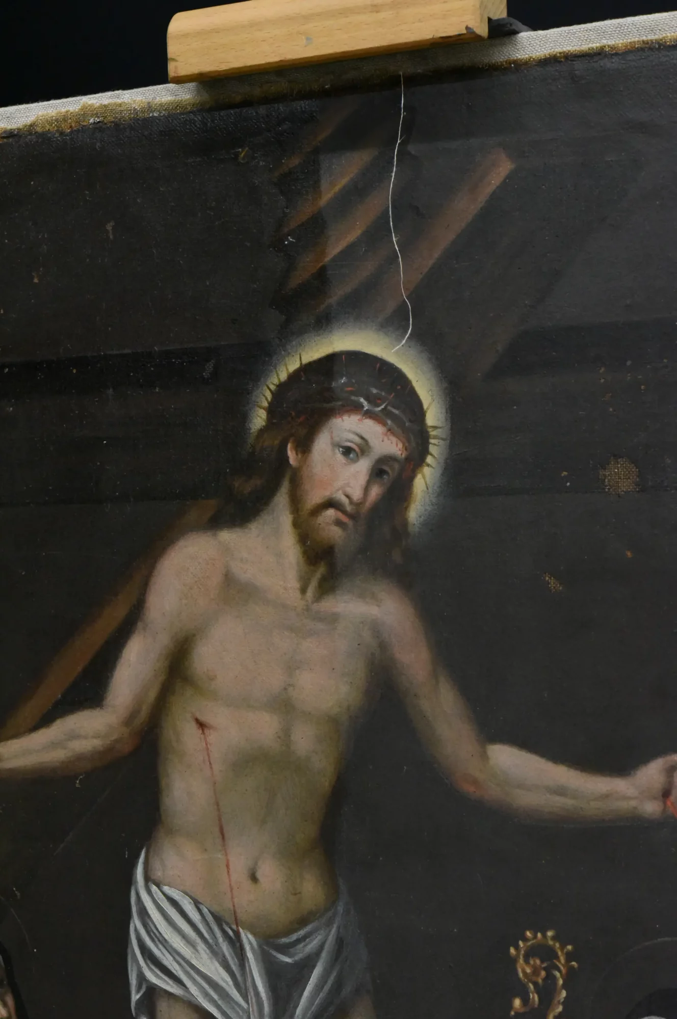 Detail van de verrezen Christus na verwijdering van de vergeelde vernislaag.