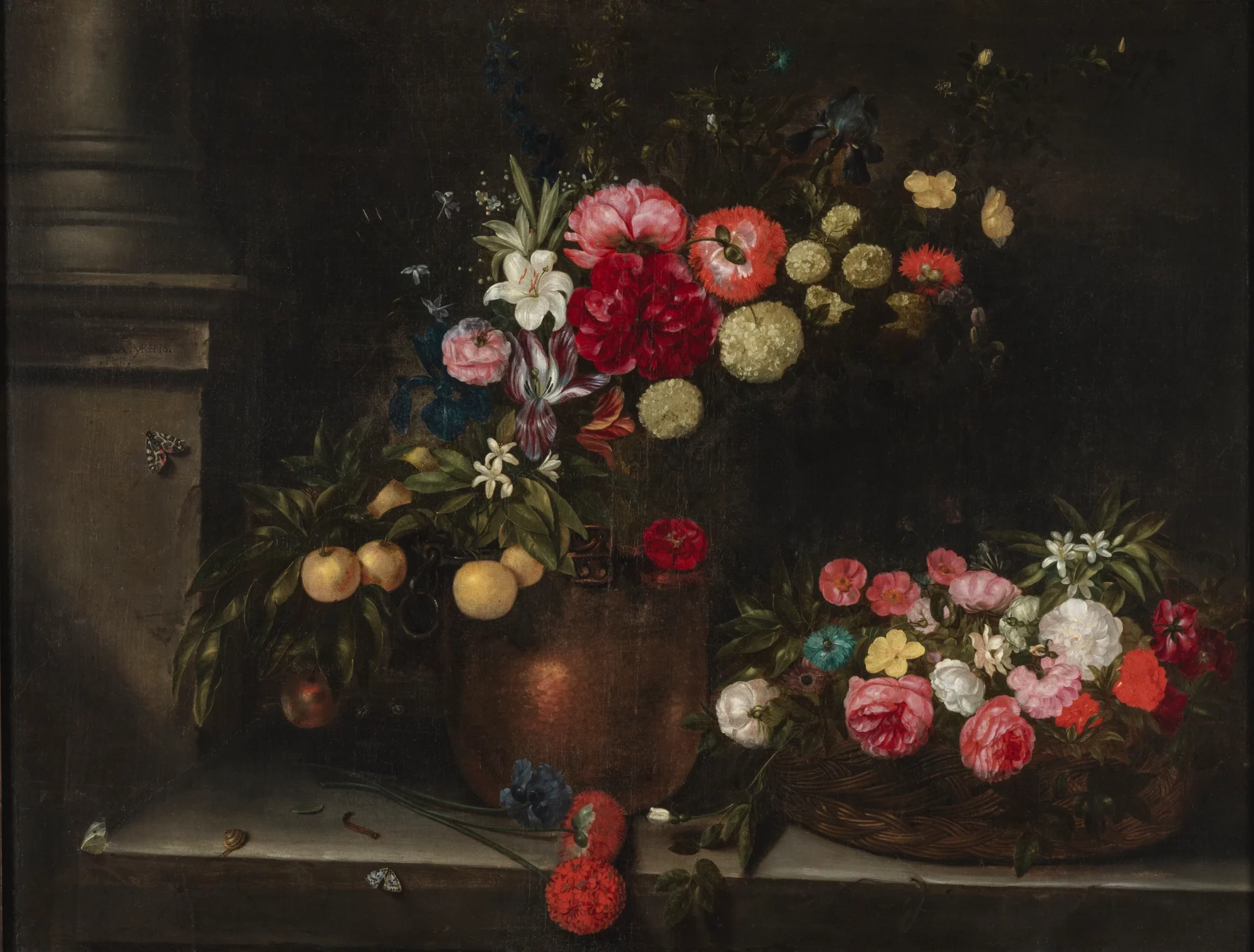 Schilderij van Catharina Ykens met een weelderig bloemstilleven in vazen en manden, aangevuld met fruit en kleine insecten tegen een donkere achtergrond.