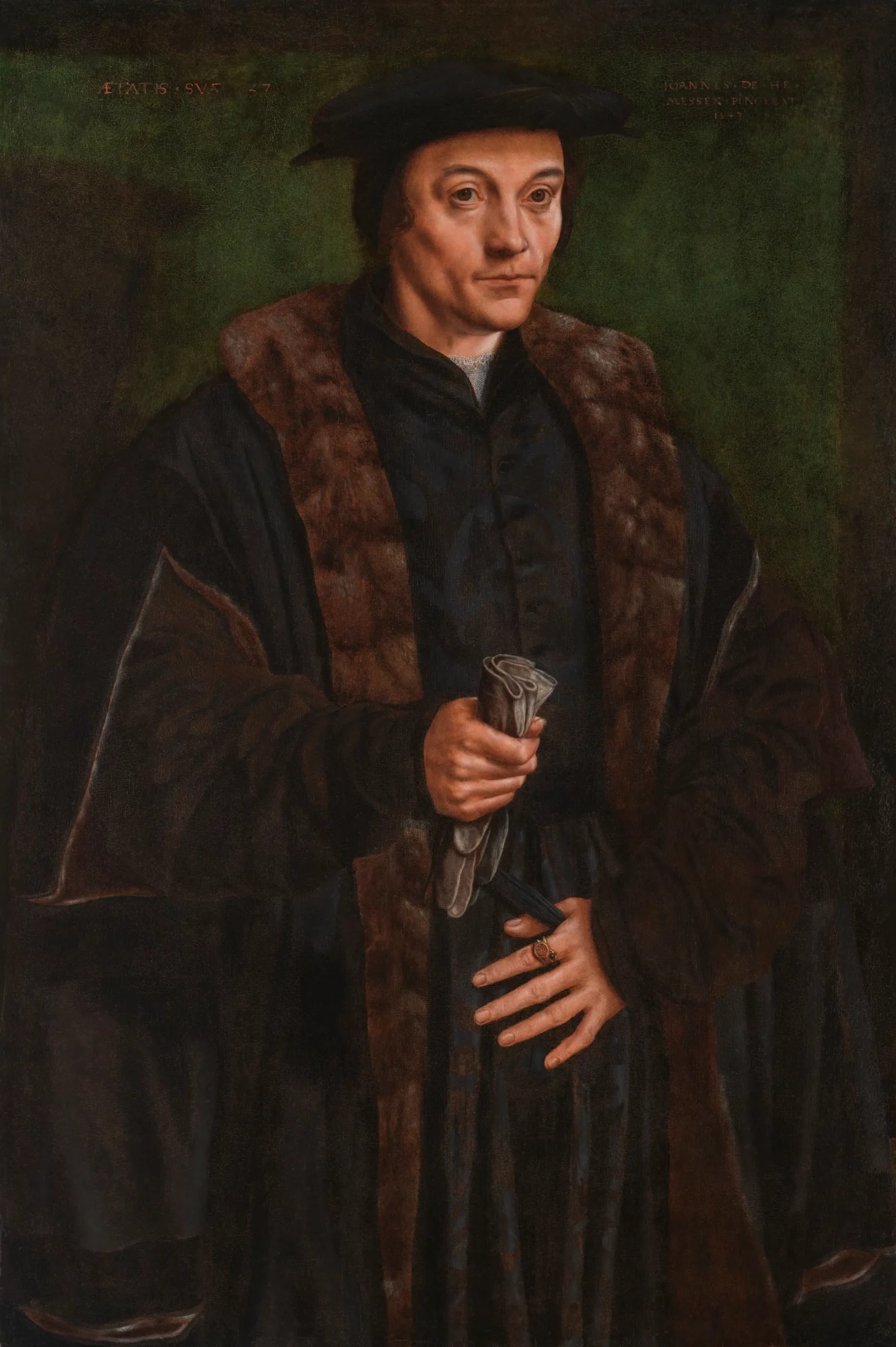 Portret door Jan Sanders van Hemessen van een edelman in donkere kleding met bontkraag en zwarte baret, die een opgerolde doek in zijn rechterhand houdt.