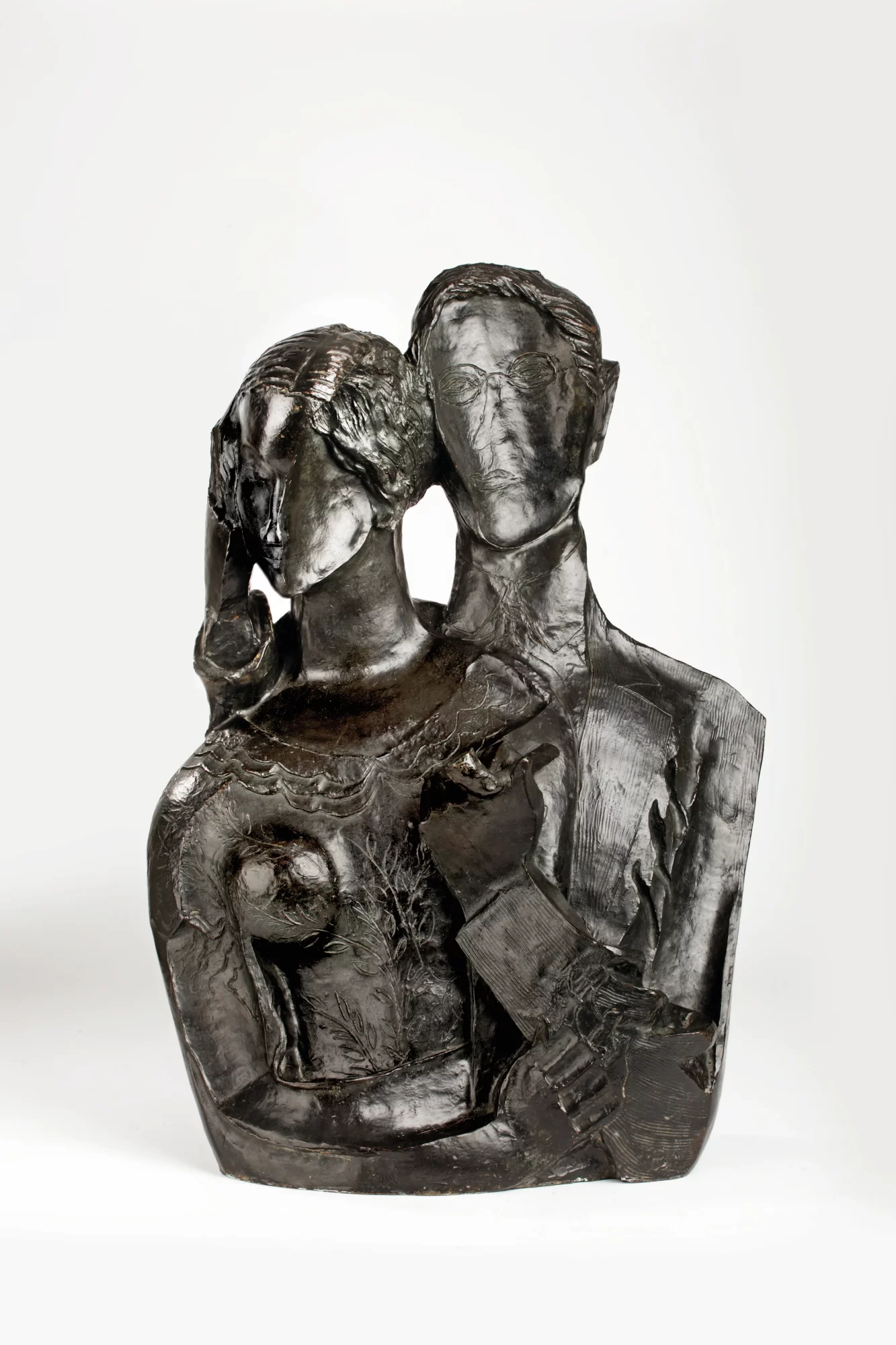 Sculptuur van Ossip Zadkine met Henk en Nel Wiegersma dicht tegen elkaar, vereenvoudigd tot hoekige, expressieve vormen in een compact dubbelportret.