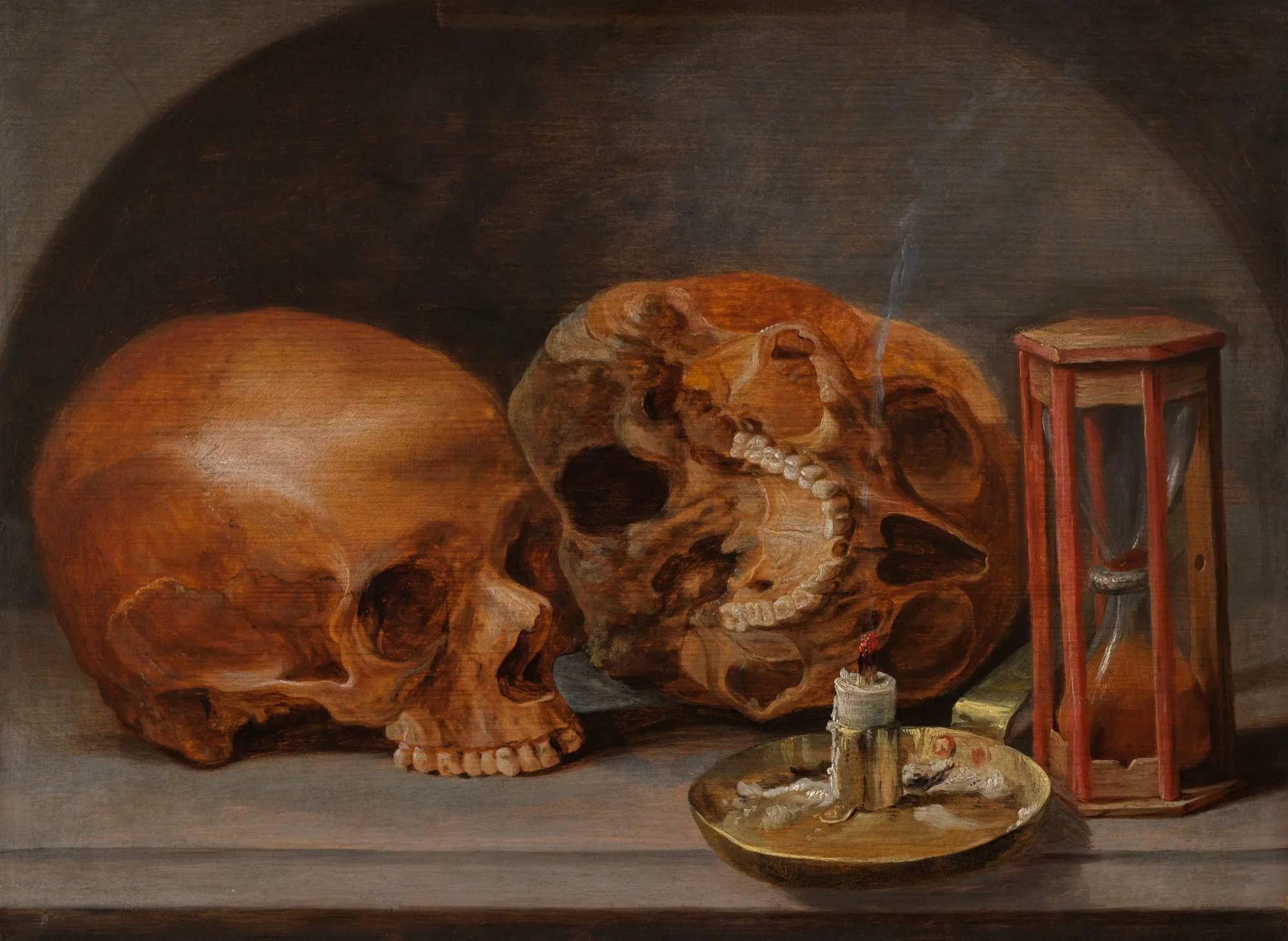 Schilderij van Pieter Claesz. met twee schedels, een opgebrande kaars en een zandloper, weergegeven in sobere bruintinten als symbolen van vergankelijkheid.