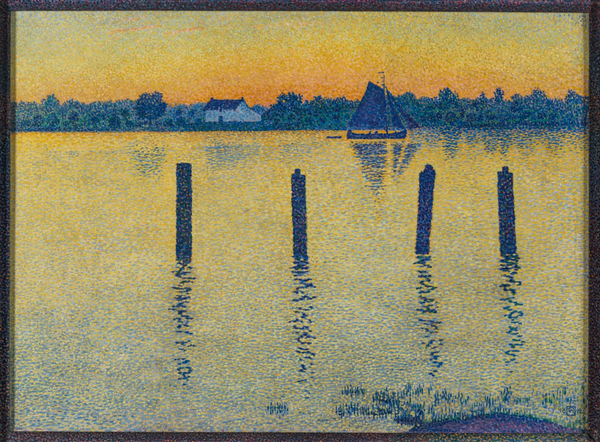 Schilderij van Théo van Rysselberghe met een zeilboot op de Schelde bij zonsondergang, weerspiegeld in goudgeel water tussen donkere meerpalen.