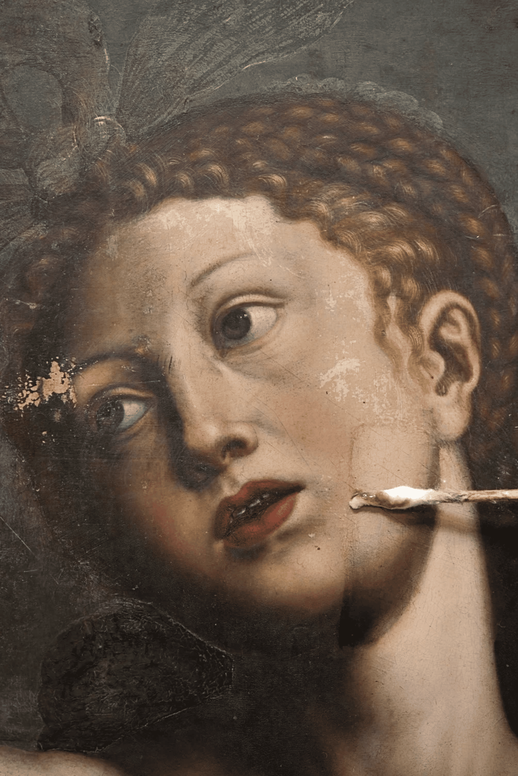 Detail van Susanna’s gezicht tijdens de restauratie van Susanna en de ouderlingen, met een wattenstaafje waarmee vergeelde vernis van haar wang wordt verwijderd.
